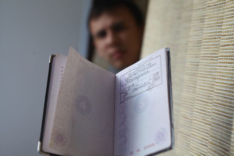 На фото паспорт с формальной регистрацией